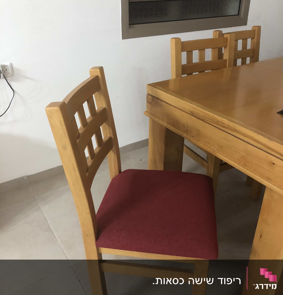 כיסא עץ עם ריפוד אדום ליד שולחן עץ